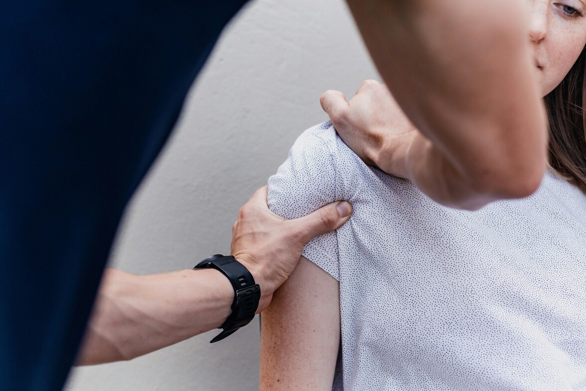 chiropractor-shoulder-pain
